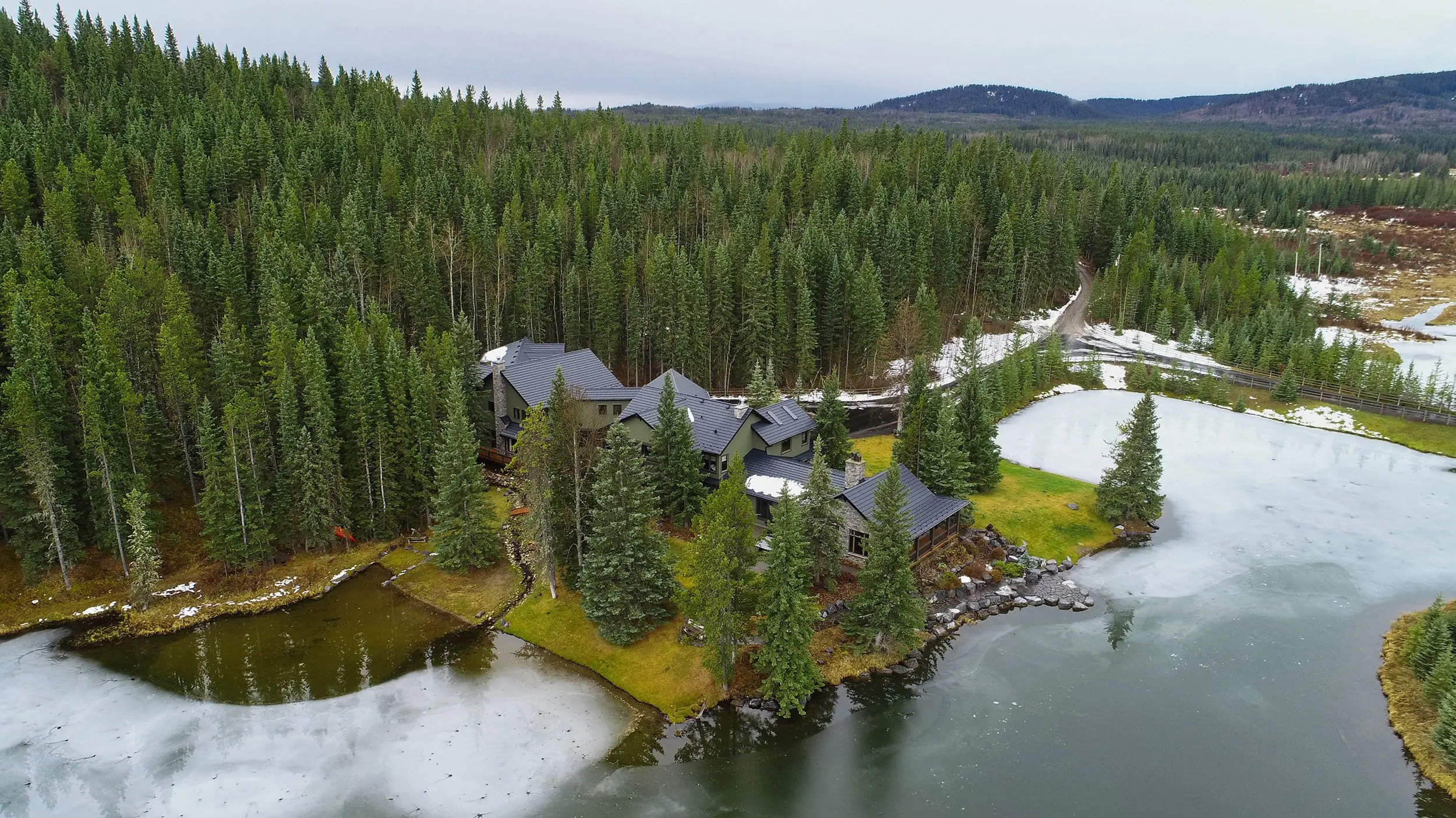 Abic20020 Bragg Creek, Ab Interlock Metal Roofing Black Aluminum Shake Roof Aerial Backyard