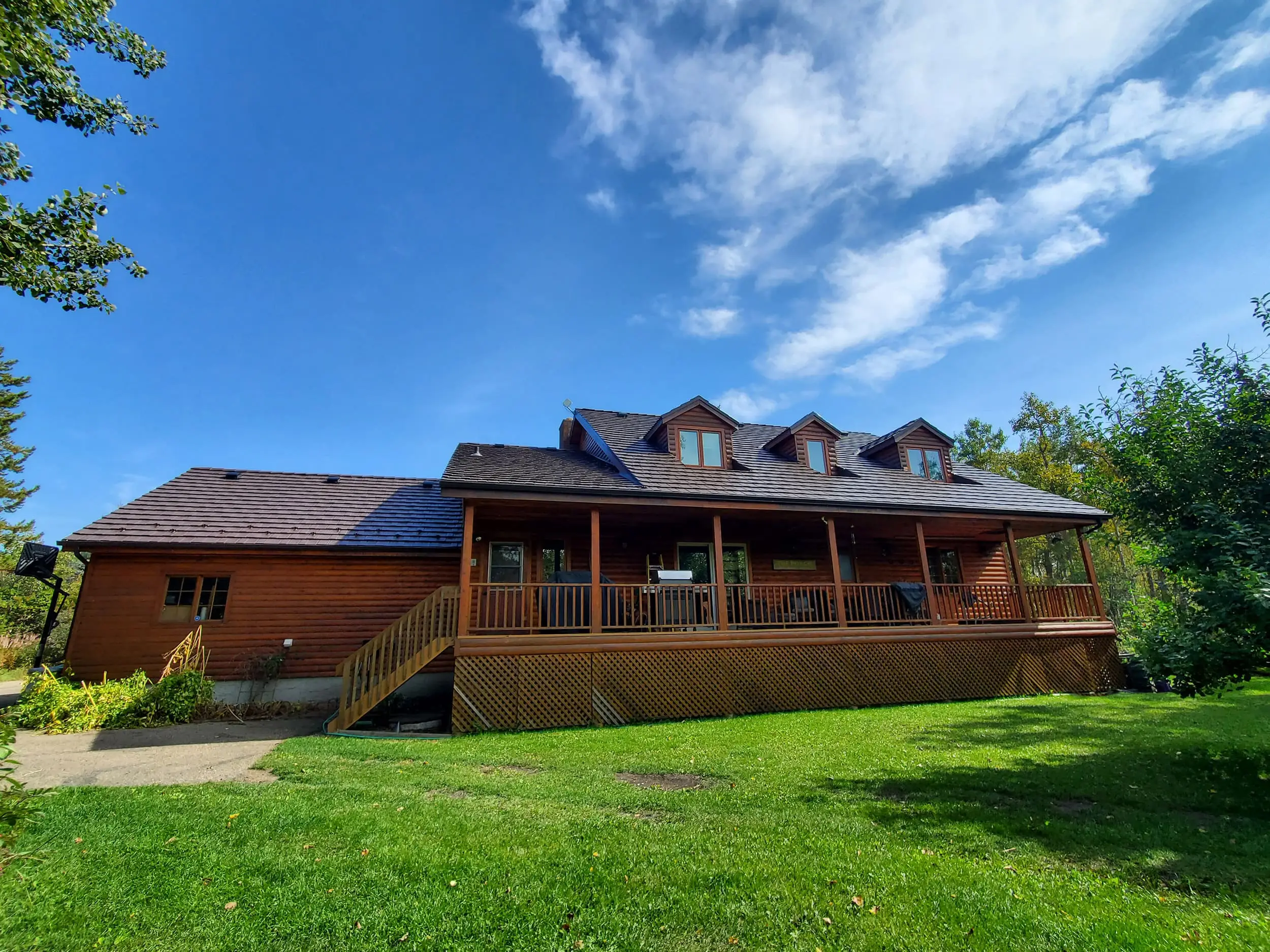 Abic21034 Red Deer County, Ab T4E2Z6 Interlock Metal Roofing Colonial Brown Aluminum Shake Roof Backyard Porch