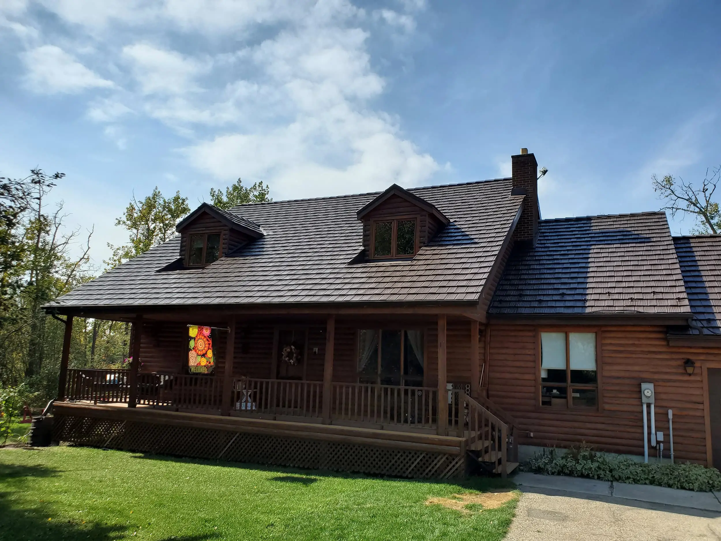 Abic21034 Red Deer County, Ab T4E2Z6 Interlock Metal Roofing Colonial Brown Aluminum Shake Roof Frontyard Dormers