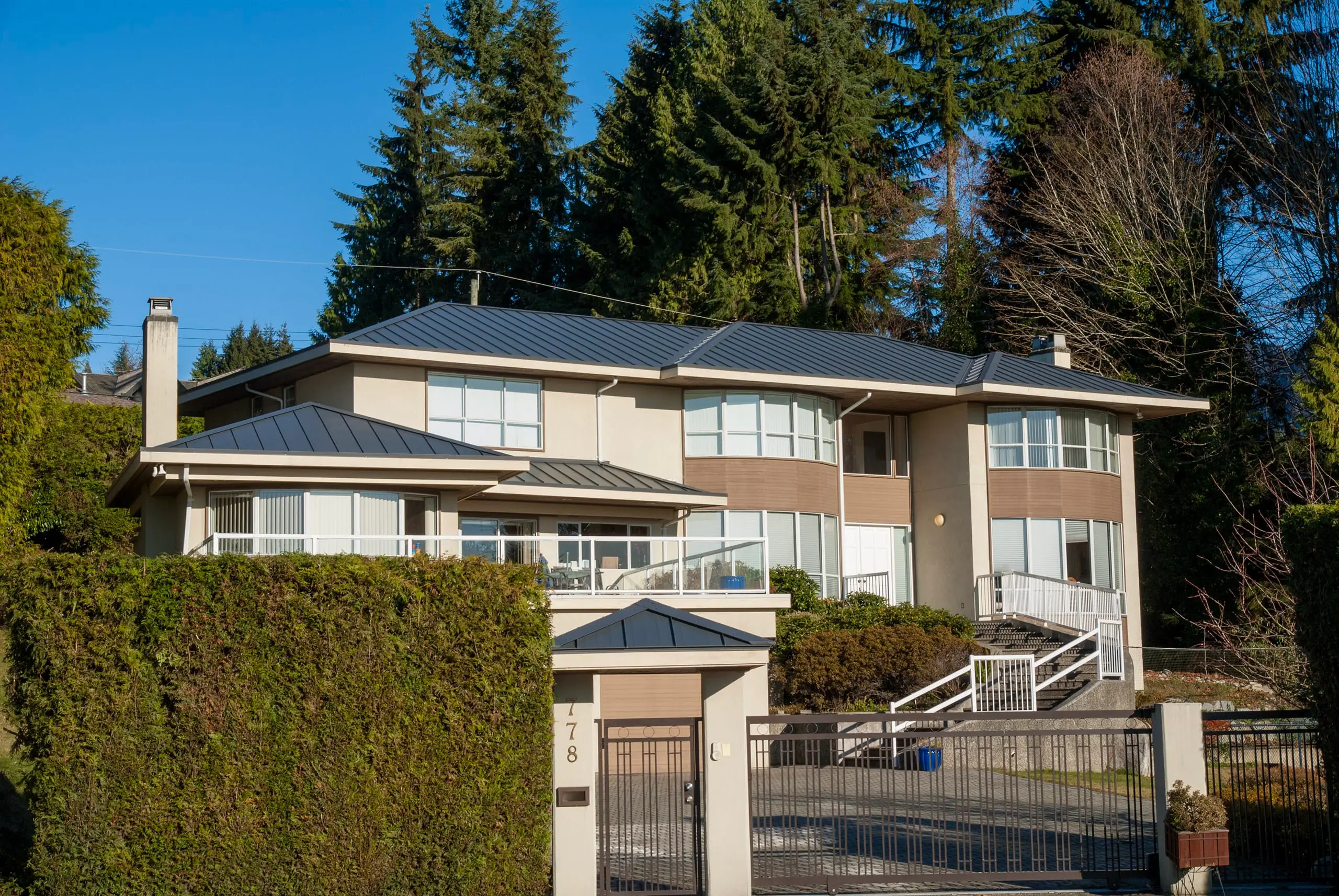 Bcgv09001 West Vancouver, Bc V7S1N2 Interlock Metal Roofing Charcoal Grey Standing Seam Roof