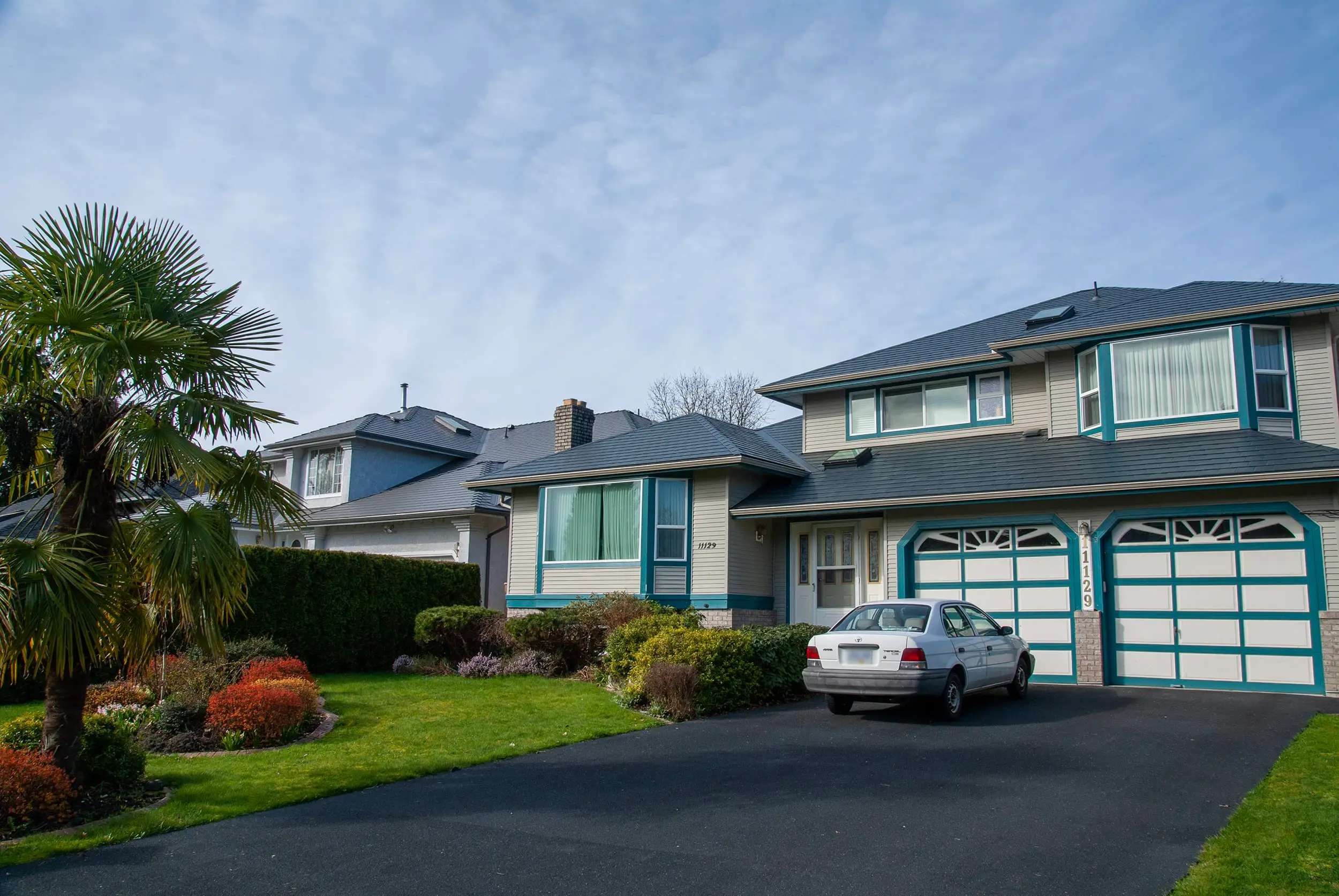Bcgv14022 Surrey, Bc V4N1H7 Interlock Metal Roofing Deep Charcoal Aluminum Slate Roof Neighbours