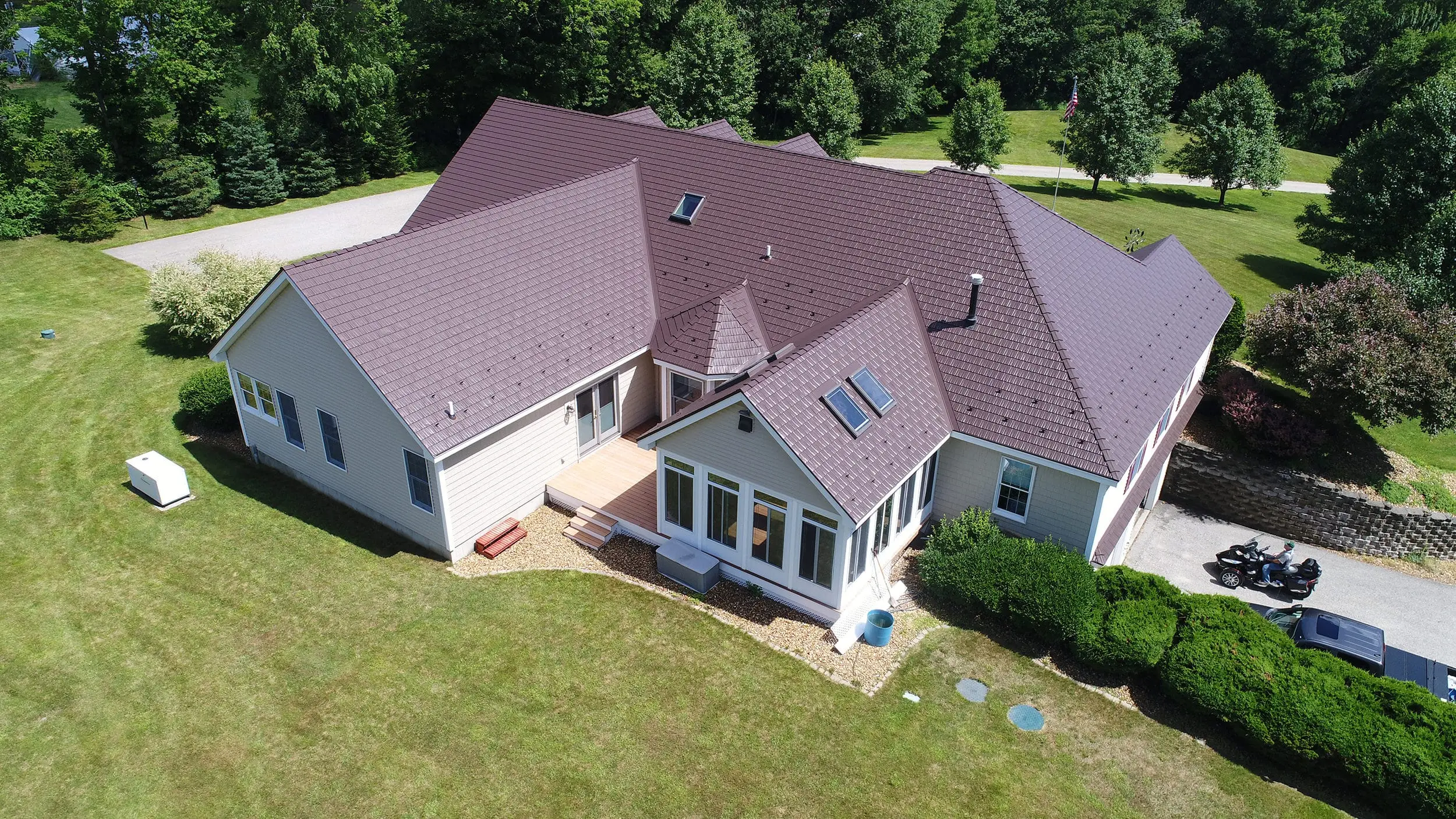 Nhne17015 Hampstead Nh-03841 Interlock Metal Roofing Colonial Brown Aluminum Cedar Shingle Roof Backyard