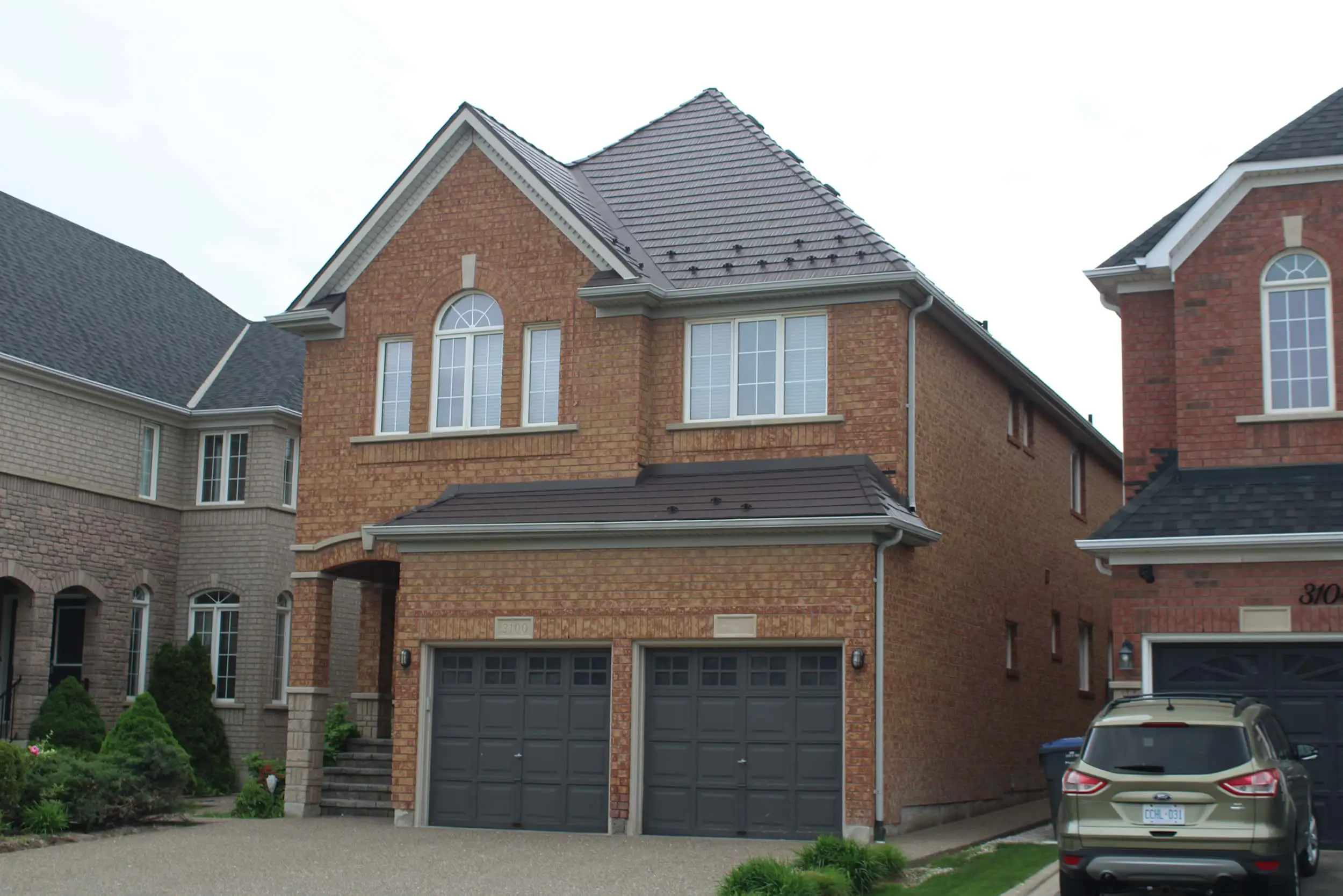 Mississauga, On Canada L5M6W3 Interlock Metal Roofing Tudor Brown Aluminum Cedar Shingle Roof Right