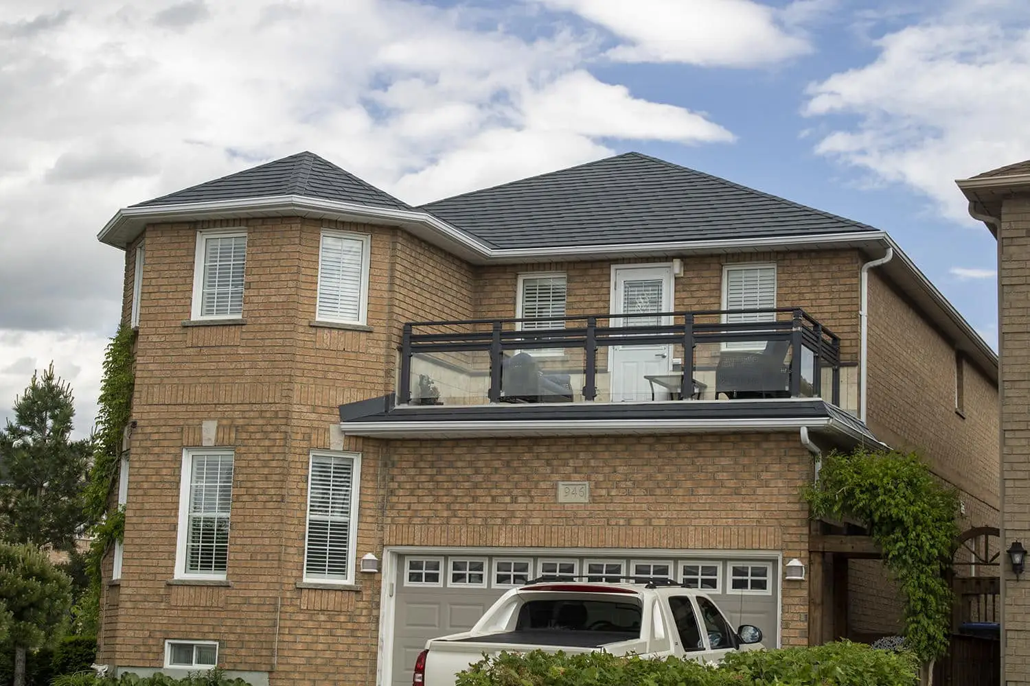 Onms16074 Mississauga, On L5V2K7 Interlock Metal Roofing Deep Charcoal Aluminum Slate Roof Front