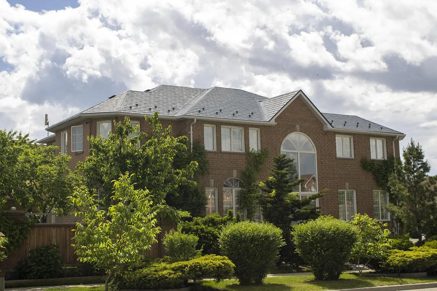 Onms16074 Mississauga, On L5V2K7 Interlock Metal Roofing Deep Charcoal Aluminum Slate Roof Back1