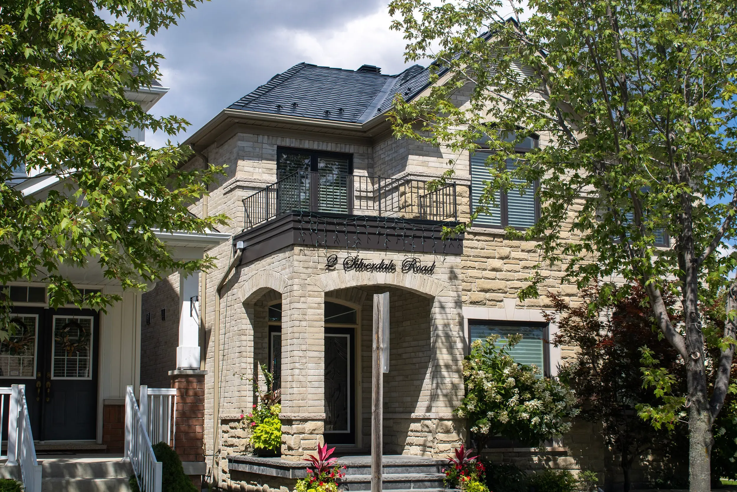 Onms22058 Markham, On L6B0N6 Interlock Metal Roofing Black Aluminum Slate Roof Front Yard