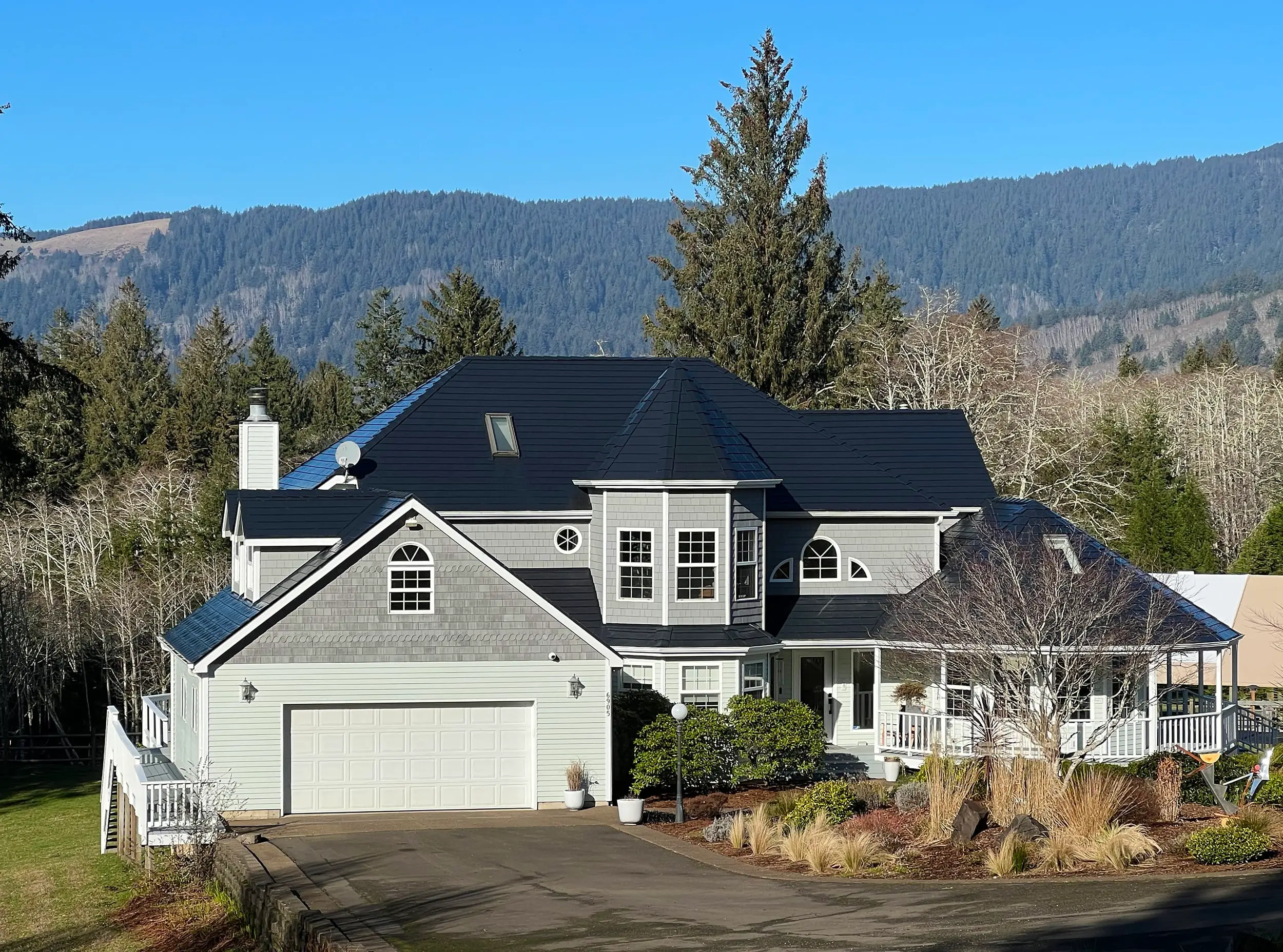 Waor21010 Lincoln City, Or 97368 Interlock Metal Roofing Black Aluminum Slate Roof