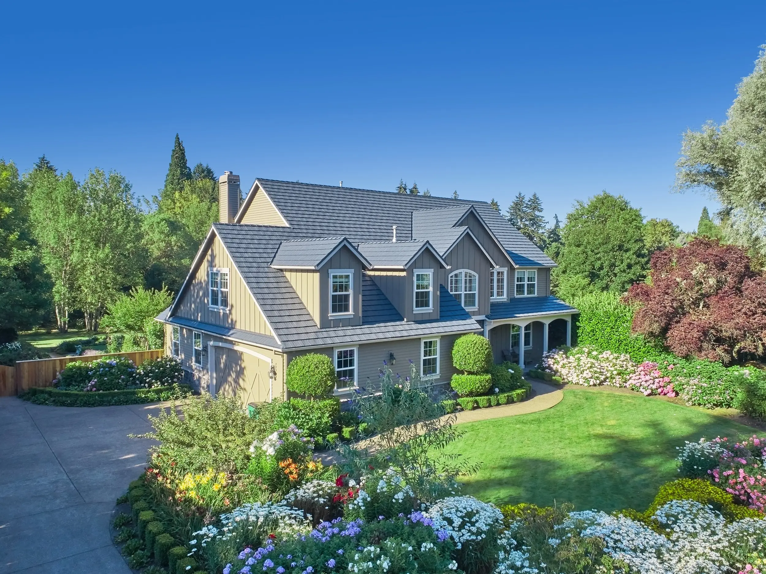 Portland, Or Interlock Metal Roofing Deep Charcoal Aluminum Shake Roof Frontyard Aerial