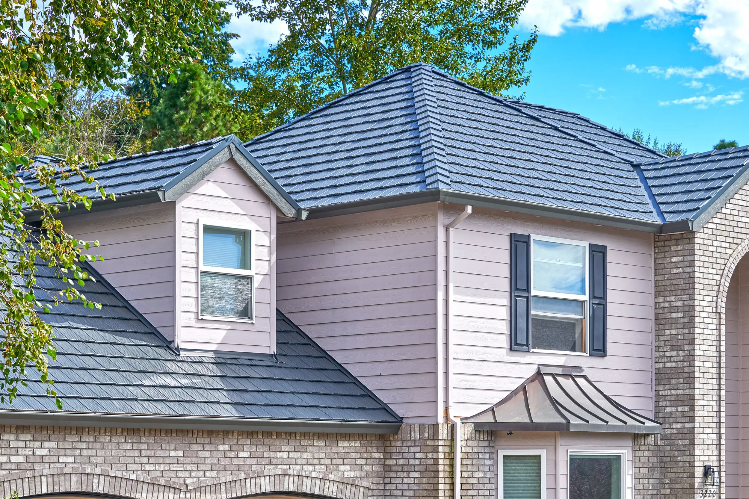 Portland, Or 97229 Interlock Metal Roofing Deep Charcoal Aluminum Shake Roof Close-Up