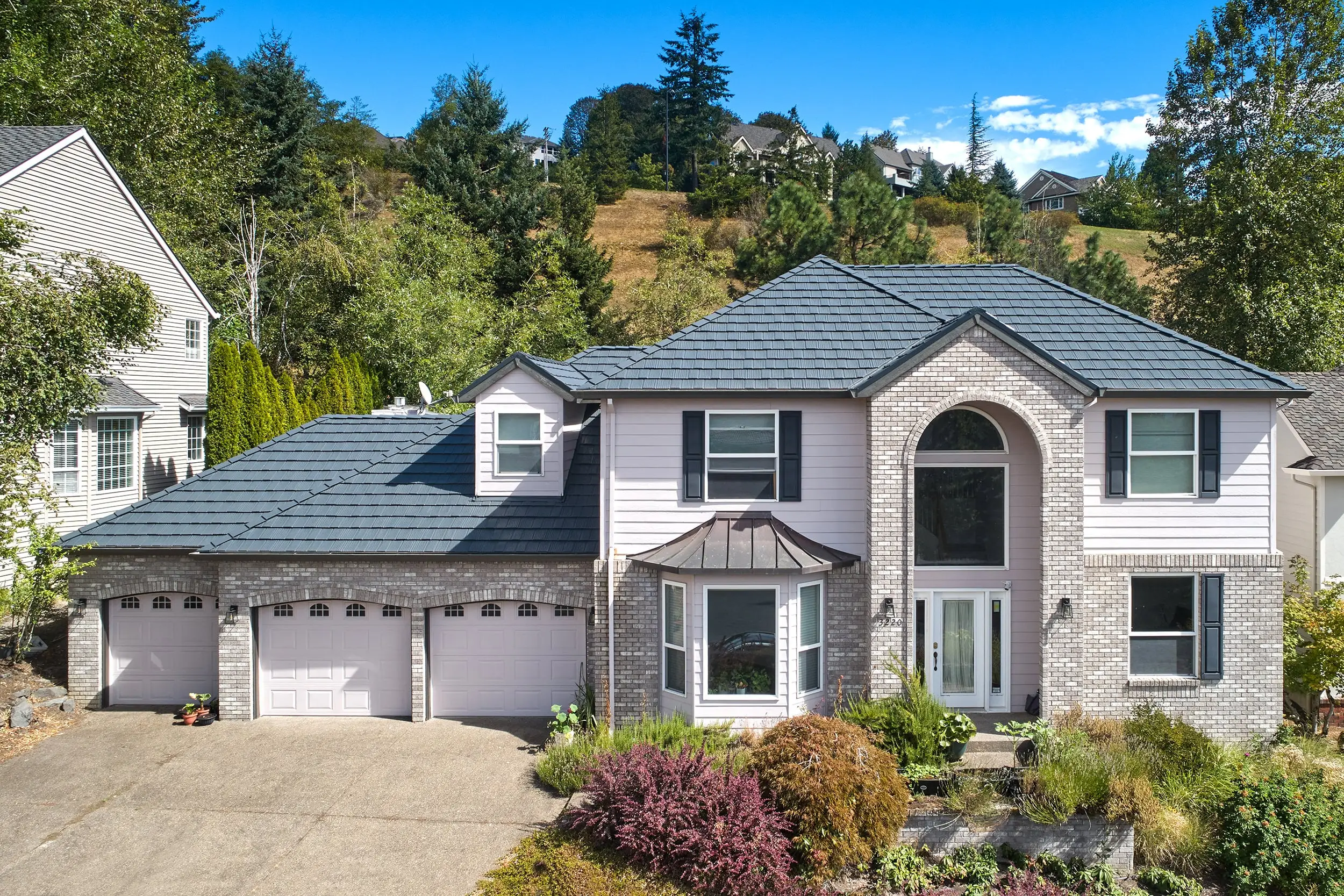 Portland, Or 97229 Interlock Metal Roofing Deep Charcoal Aluminum Shake Roof Front