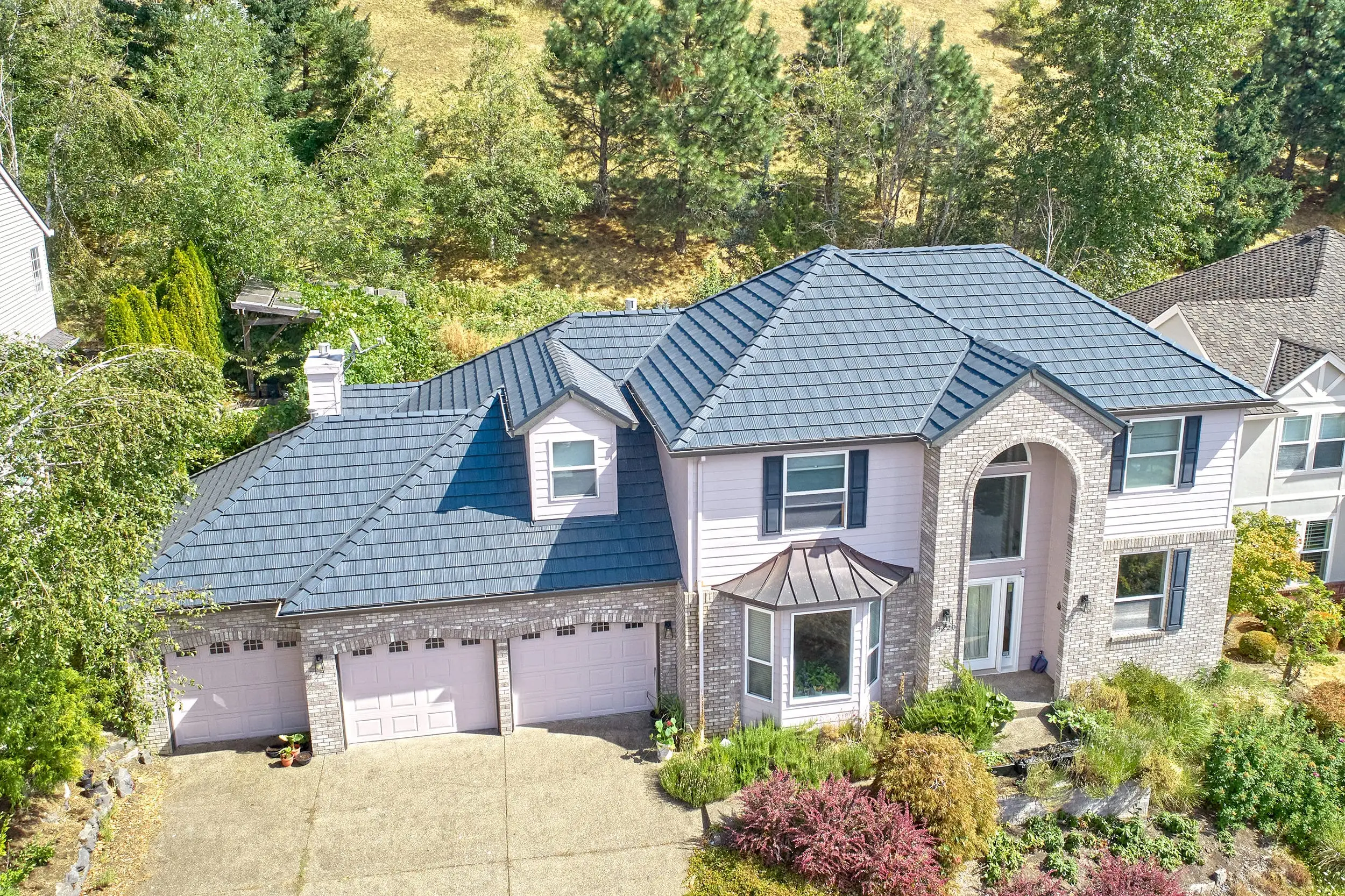 Portland, Or 97229 Interlock Metal Roofing Deep Charcoal Aluminum Shake Roof Left