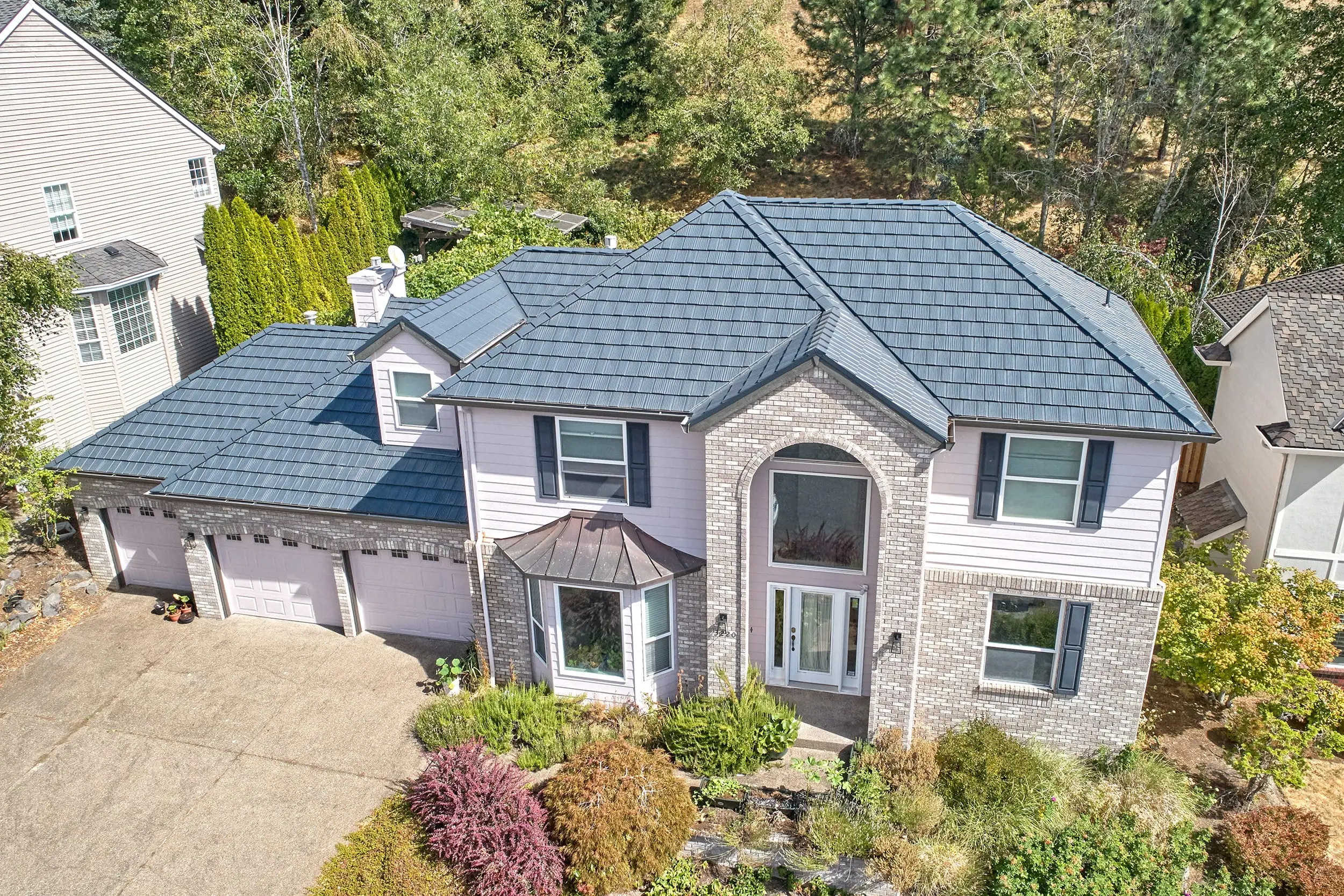 Portland, Or 97229 Interlock Metal Roofing Deep Charcoal Aluminum Shake Roof Right