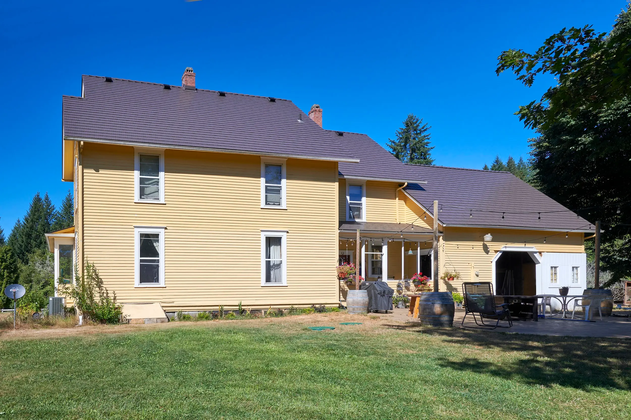 Longview, Wa 97202 Interlock Metal Roofing Tudor Brown Aluminum Cedar Shingle Roof Side