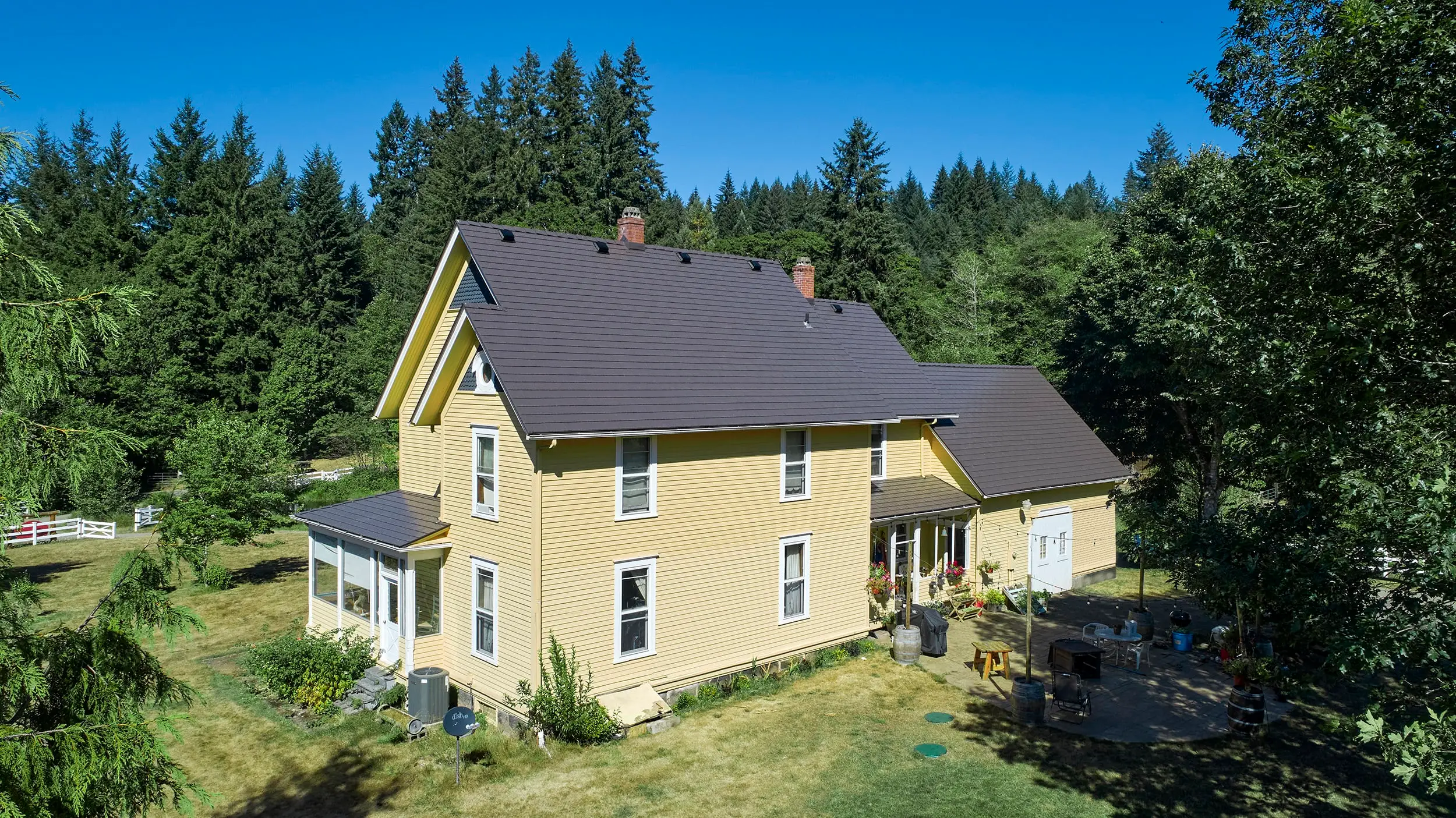 Longview, Wa 97202 Interlock Metal Roofing Tudor Brown Aluminum Cedar Shingle Roof Front